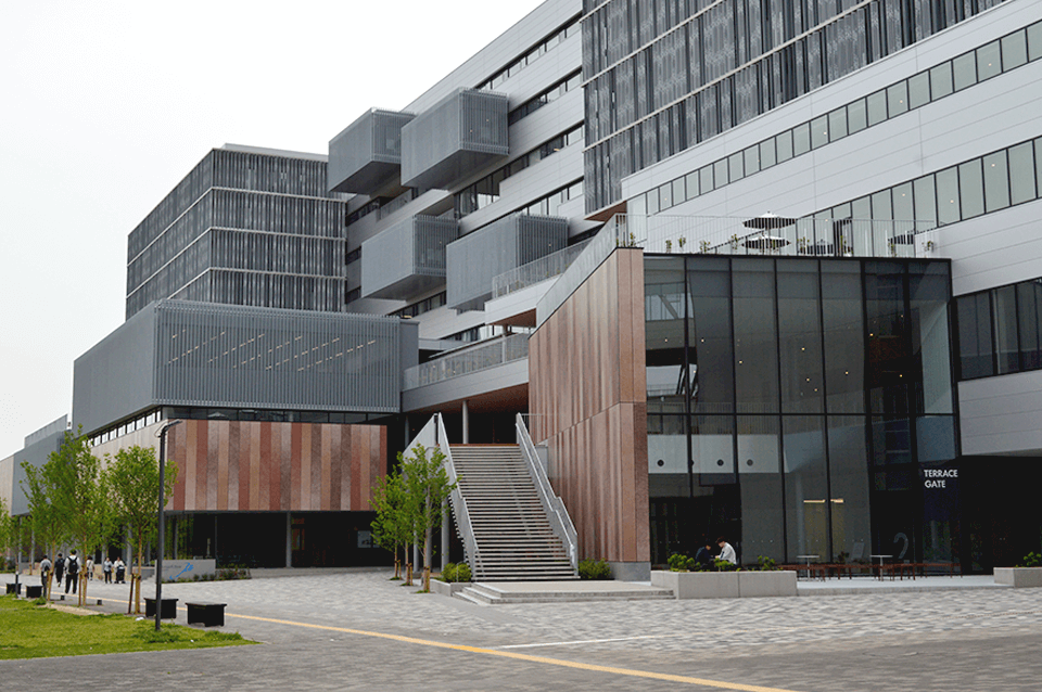 2024年に新設された教学棟は洗練されたおしゃれな外観