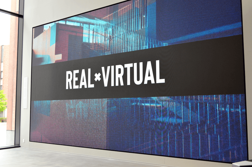 エントランスには顔となる大型LEDビジョンが設置