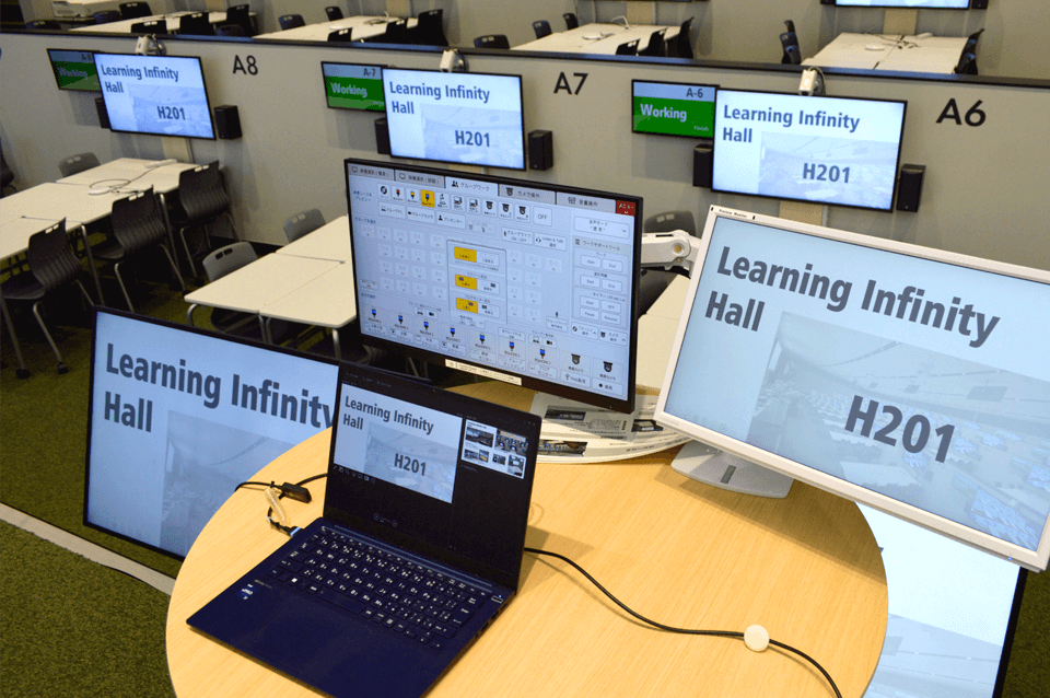 メイン講義卓はスムーズに講義できるよう見やすい設計に