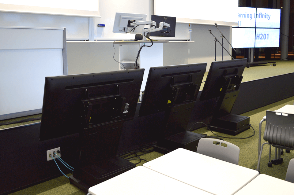 38個の学生ブースを把握できるように55V型のモニターを3台用意