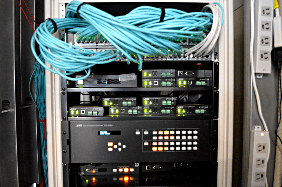 NETGEAR社スイッチとIDK製品がラックに綺麗に設置