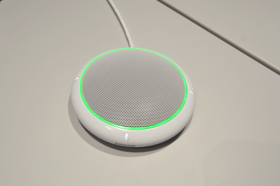 発言者のバトンはマイクロホンのタッチ式でシンプルに